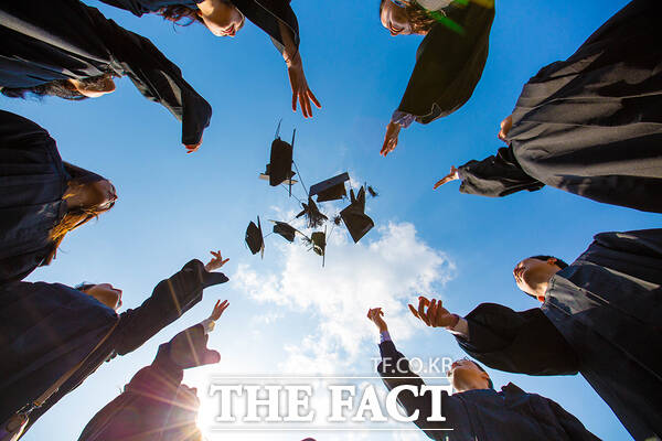충남대학교가 오는 25일 정심화국제문화회관 정심화홀에서 2024학년도 후기 학위수여식을 개최한다. 사진은 졸업식 이미지./충남대학교