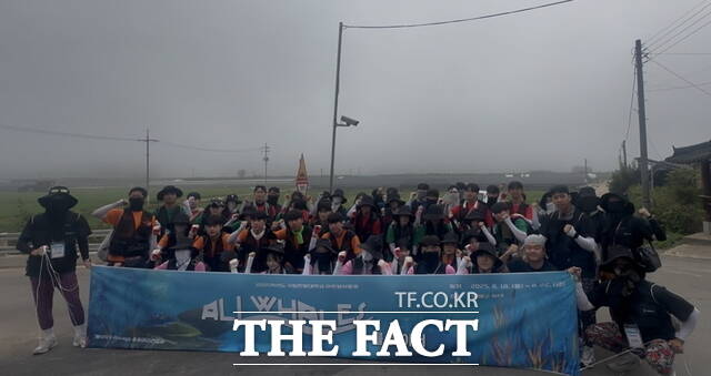 국립한밭대 총동아리연합회가 주관한 봉사활동에 참여한 학생들이 기념촬영을 하고 있다. /한밭대