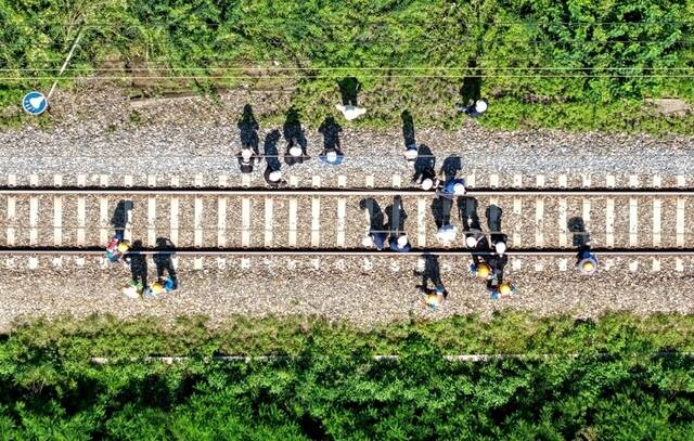 경북 청도 열차사고 현장에서 20일 경찰과 국립과학수사연구원 등이 합동감식 활동을 벌였다. /뉴시스