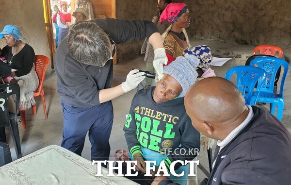 건양대병원 신우회원으로 구성된 해외 의료봉사단 10명이 지난 14일부터 24일까지 아프리카 레소토에서 해외 의료봉사를 펼치고 있다. 김기홍 심장내과 교수(사진 왼쪽)가 현지인들을 상대로 진료를 하고 있다./건양대병원