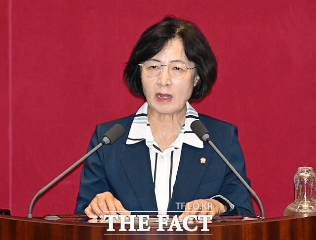 추미애 신임 법사위원장이 21일 오전 서울 여의도 국회에서 열린 본회의에 참석해 당선인사를 하고 있다. /국회=배정한 기자