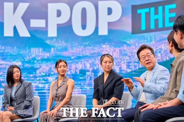 케데헌 주역들과 K팝 발전에 대해 진지하게 대화를 하고 있는 이재명 대통령./뉴시스
