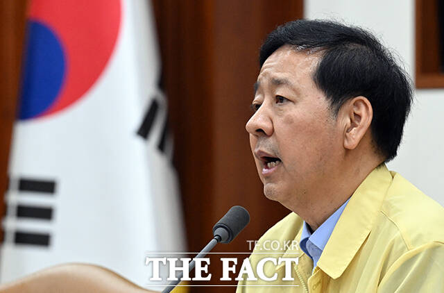 정부가 중국발 공급과잉으로 벼랑 끝에 내몰린 석유화학 업계 대수술에 나섰다. 구윤철 부총리 겸 기획재정부 장관이 20일 오후 서울 종로구 정부서울청사에서 석유화학산업 재도약 추진을 위해 열린 산업경쟁력강화 관계장관회의에 참석해 모두발언을 하고 있다. /임영무 기자