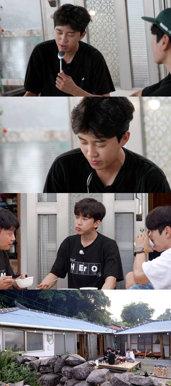 가수 임영웅의 여행 예능 섬총각 영웅은 오는 26일 오후 9시 첫 방송한다. /SBS