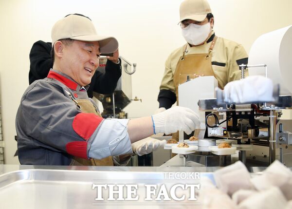 대전 서구가 저소득 청년 자립을 위해 운영 중인 카페오름과 꿈심당호두가 눈에 띄는 성과를 거두고 있다. 서철모 서구청장이 21일 꿈심당호두를 직접 만들어보고 있다. /대전 서구