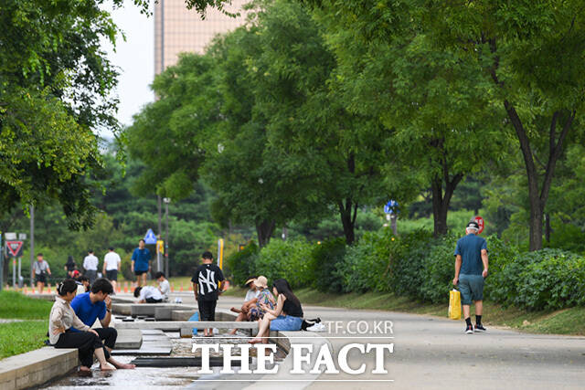 기상청에 따르면 22일 한반도는 일본 남쪽에 위치한 고기압의 가장자리에 들겠다. 고기압의 영향으로 전국 대부분 지역에서 최고 체감온도가 35도 안팎으로 오르는 무더위가 이어지겠다. /장윤석 기자