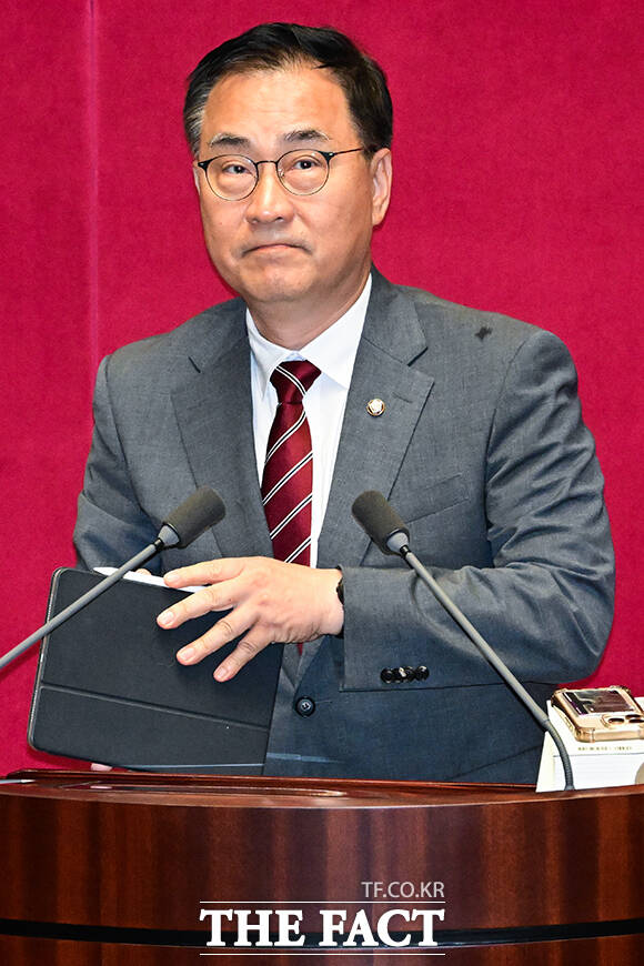 최형두 국민의힘 의원이 한국교육방송공사법 일부개정법률안에 대한 무제한 토론에 나서고 있다.