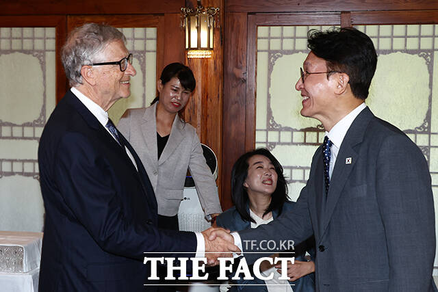 김민석 국무총리가 21일 오전 빌게이츠(Bill Gates) 게이츠재단 이사장과의 오찬 회담을 앞두고 인사를 나누고 있다. /청사사진기자단