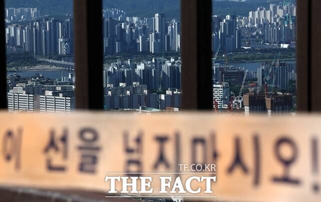 지난달 11일 오전 서울 남산에서 강남 지역의 아파트 단지가 내려다보이고 있다. /뉴시스