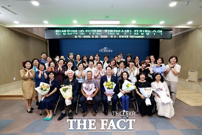 정명근 화성시장(사진 첫째줄 중앙)이 21일 민생회복 소비쿠폰 자원봉사자에 표창을 수여하고 함께 기념 촬영하고 있다./화성시