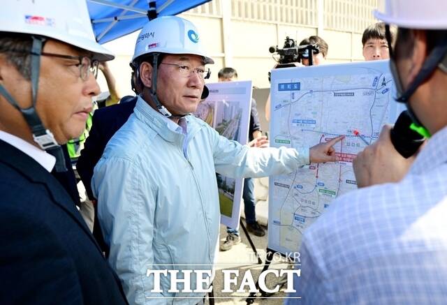 유정복 인천시장이 21일 인천대로 일반화 사업현장을 점검하고 있다. /인천시