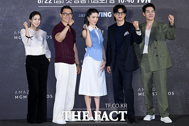 포즈 취하는 버터플라이 주역들.