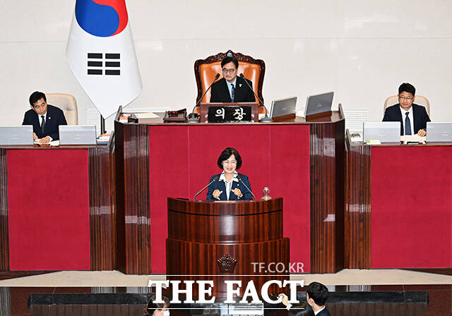 환한 미소 짓는 추미애 신임 법사위원장.