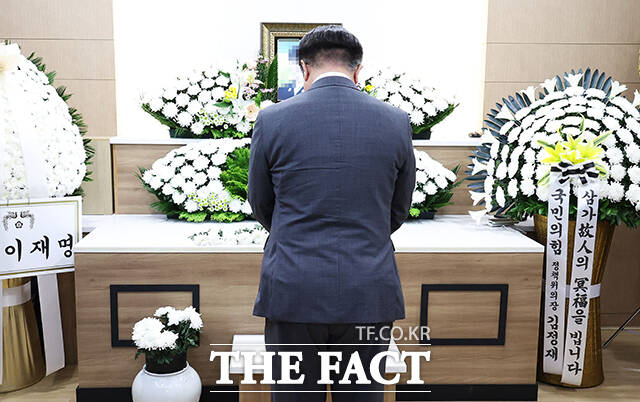 윤호중 행정안전부 장관이 21일 오후 경기 안양시 샘물병원장례식장에 마련된 이태원 참사 당시 현장에 출동했던 박 모 소방대원의 빈소를 찾아 조문하고 있다. /행정안전부