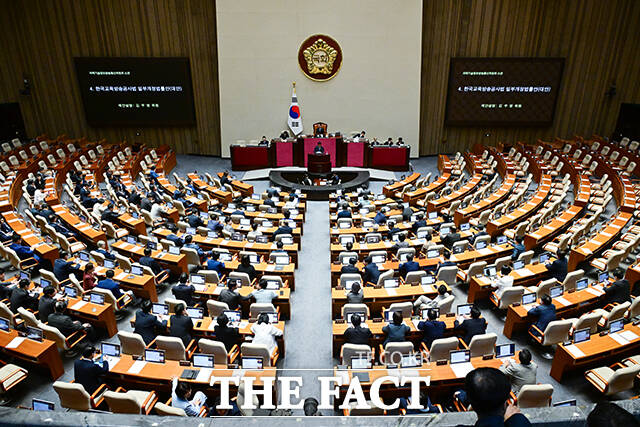 21일 오전 서울 여의도 국회에서 열린 본회의에서 한국교육방송공사법 일부개정법률안이 상정되고 있다. /국회=남윤호 기자