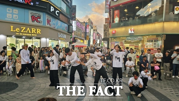 대전 마임축제인 대전ART마임페스티벌이 정부의 예산 지원 중단이라는 존폐 위기 속에서도 오는 9월 19일 저녁 7시 30분 옛 충남도청사, 20일 오후 4시 우리들공원 일원에서 대전시민들과 함께 ‘17번째 몸짓’을 이어간다. 사진은 지난해 공연 모습 /현대마임연구소 제스튀스