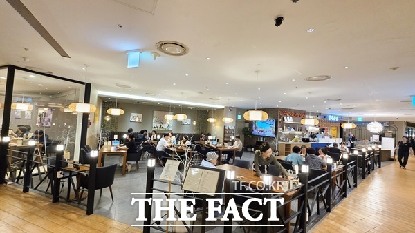 대전 서구 롯데백화점 9층에서 성업 중인 대전의 전통차 전문 브랜드 향옥 찻집 전경./선치영 기자