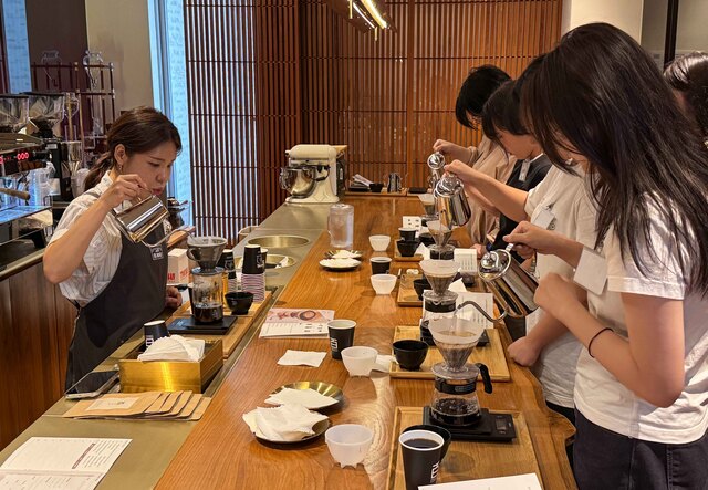 남양유업이 지난 20일 서울 강남구 백미당 본점에서 바리스타 직무체험 교육을 진행했다. /남양유업
