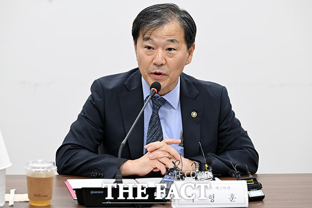 이형훈 보건복지부 제2차관이 21일 오후 서울 중구 서울역 T타워 회의실에서 열린 수련협의체 제4차 회의에서 모두발언을 하고 있다. /남용희 기자