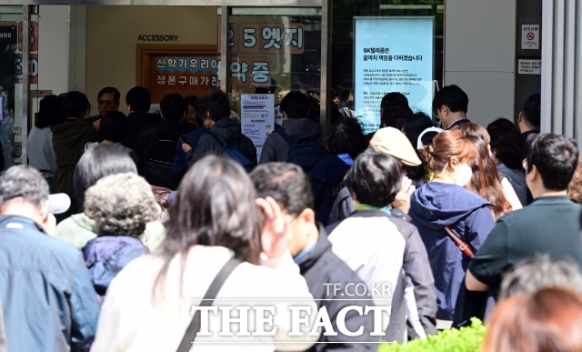 SK텔레콤 고객들이 지난 4월 28일 서울 광화문 T월드 대리점 앞에 유심 무상 교체 서비스를 받기 위해 줄을 길게 서 있다. /임영무 기자