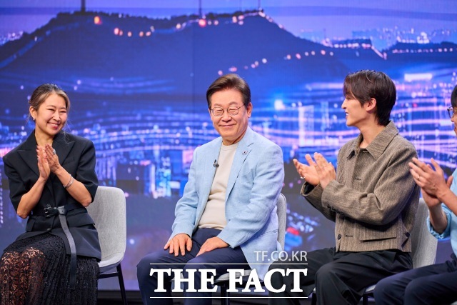 이재명 대통령이 20일 서울 서초구 아리랑국제방송에서 녹화방송 형태로 진행된 케이팝 더 넥스트 챕터(K-Pop:The Next Chapter)에서 출연진들과 K팝의 현재와 앞으로의 비전이라는 주제로 논의하고 있다. 이날 케이팝 데몬 헌터스(케데헌)의 메기 강 감독, 영화 삽입곡을 부른 트와이스(TWICE)의 지효와 정연, 프로듀서 알티(R.Tee), 음악 평론가 김영대가 출연했다. /뉴시스