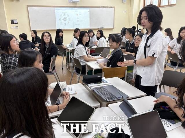 충남도교육청의 지능형 영어교실 활용 영어수업 컨설팅 진행 장면 /충남교육청
