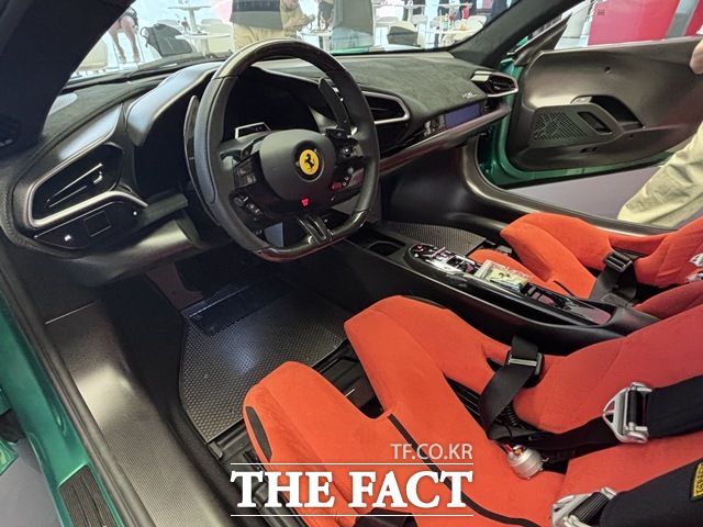 차체 전반에 탄소섬유가 광범위하게 쓰였으며 파워트레인 주요 부품에는 티타늄과 경량 합금이 적용됐다. 이를 통해 총 60㎏의 무게를 줄였다. /황지향 기자