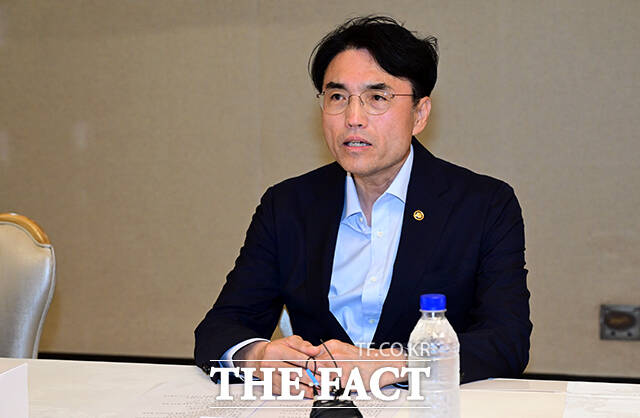 권창준 고용노동부 차관이 지난달 9일 오전 서울 종로구 정부서울청사에서 열린 산업안전 종합대책 관련부처 TF회의에 참석해 모두발언을 하고 있다. /임영무 기자