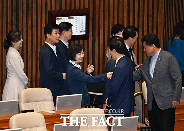 법사위원장 선출을 위한 투표가 시작 된 뒤 동료의원들과 인사하는 추미애 의원.