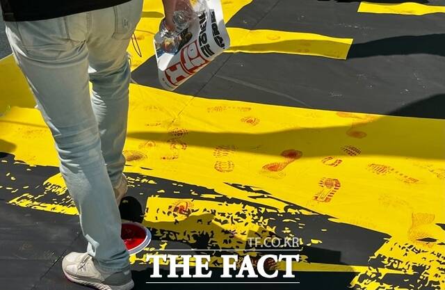 노조 조합원들이 카카오의 대표적 조직 문화로 꼽히던 신뢰·충돌·헌신이 적힌 현수막을 바닥에 깔고 발로 밟는 퍼포먼스를 진행하고 있다. /조소현 기자