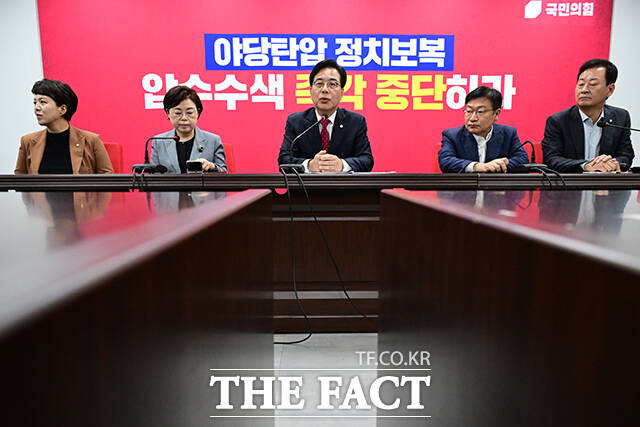 국민의힘이 21일 당 대표와 최고위원 간 임기 불일치 문제가 발생할 경우, 전당대회에서 최고위원의 임기 개시를 오는 26일로 조정하기로 했다. 사진은 송언석 국민의힘 비상대책위원장 겸 원내대표(가운데)가 발언하고 있는 모습. /남윤호 기자