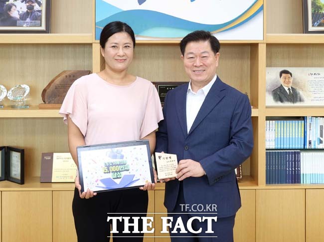 박승원 광명시장(오른쪽)이 1만 5000번째 1.5℃ 기후의병 가입자에게 기념패를 전달하고 있다./광명시