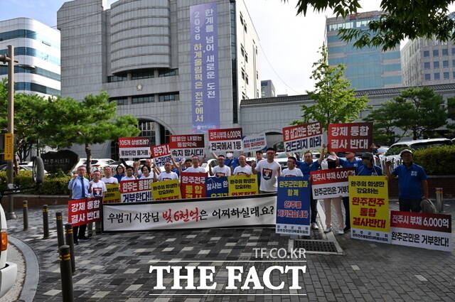 20일 완주군의회가 통합 반대 단체 회원들과 완주-전주 통합 반대 출근길 캠페인을 열었다. /완주군의회