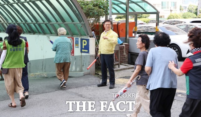 정읍시는 지난 20일 오후 2시 시기동 삼화그린아파트에서 을지연습의 일환으로 민방위 대피훈련과 비상차량 길터주기 훈련을 실시하며 시민 안전 대응 능력을 점검했다. /정읍시