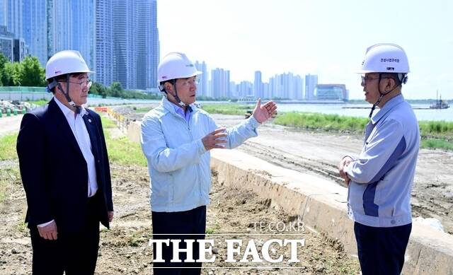 유정복 인천시장이 21일 송도국제도시 워터프런트 건설공사 현장을 점검하고 있다. /인천시