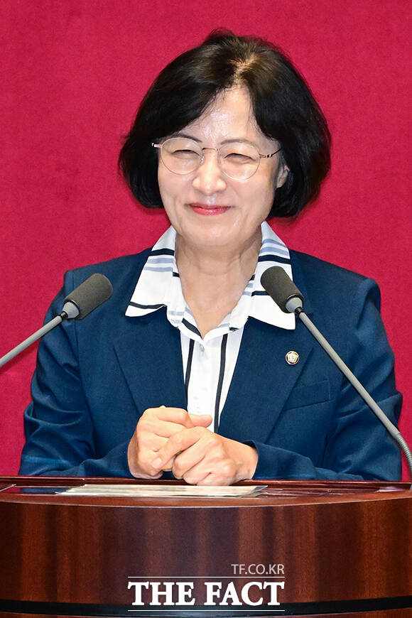 21일 오전 서울 여의도 국회에서 열린 본회의에서 신임 법제사법위원장으로 선출된 추미애 더불어민주당 의원이 당선 인사를 하며 미소짓고 있다. /국회=남윤호 기자