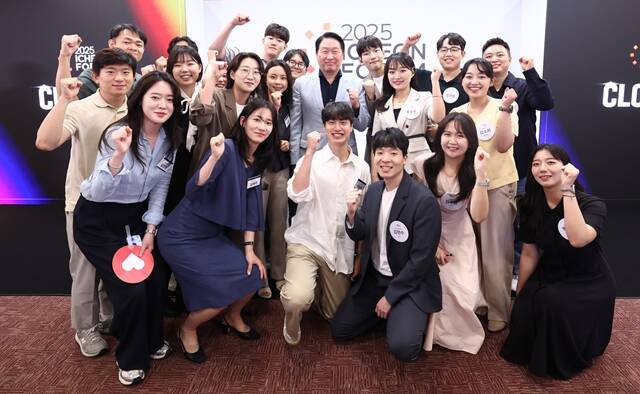 최태원 SK그룹 회장이 이천포럼 2025에 참여한 구성원들과 기념사진을 촬영하고 있다. /SK그룹