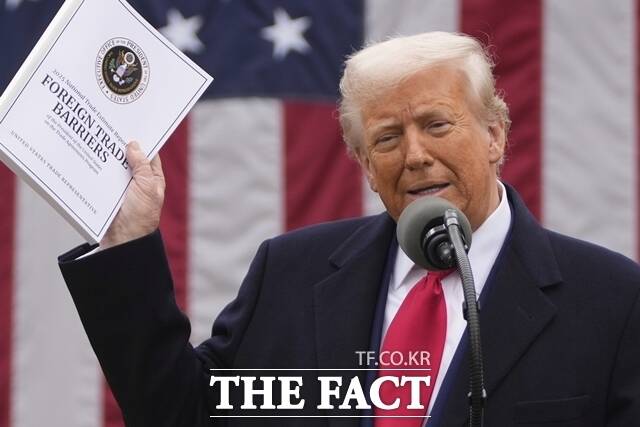 국내 반도체 업계가 트럼프 행정부의 관세 부과 문제와 지분 요구설 등 이중 압박에 시달리고 있다. /AP.뉴시스