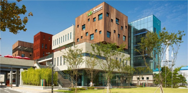 서울새활용플라자에서 지속가능한 디자인 생활 실천을 주제로 한 다양한 프로그램을 운영한다. 사진은 새활용플라자 전경. /서울시