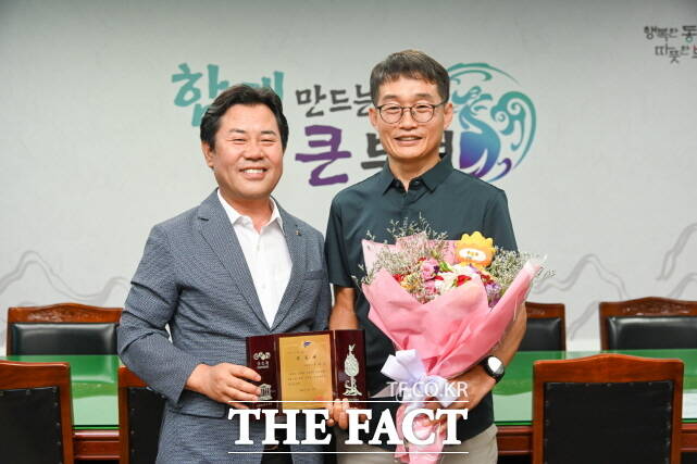 박정현 부여군수가 부여군 홍보대사로 마라토너 전세환 씨(오른쪽)를 위촉하고 기념촬영을 하고 있다. /부여군
