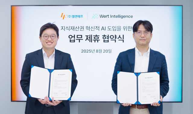 엘앤에프는 지난 20일 서울 서초구 워트인텔리전스 본사에서 워트인텔리전스와 지식재산권(IP) 분야 혁신적 인공지능(AI) 도입을 위한 업무협약(MOU)을 체결했다. (왼쪽부터) 워트인텔리전스 윤정호 대표이사와 엘앤에프 전상훈 소재개발연구소장이 기념 촬영을 하고 있다. /엘앤에프