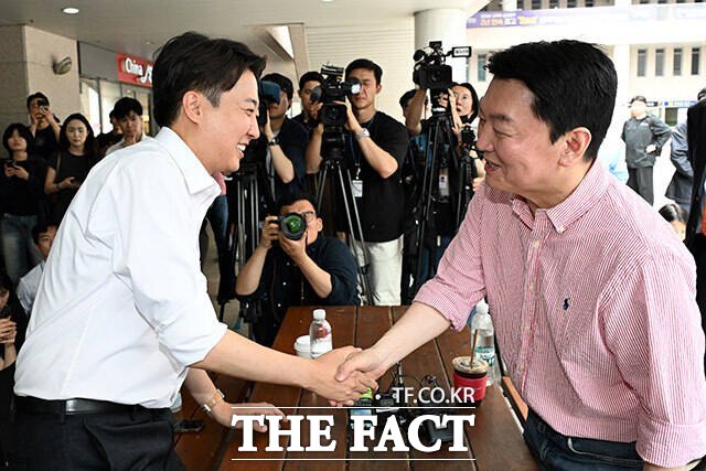 안철수 국민의힘 당 대표 후보는 과거 앙숙 관계로 유명했던 이준석 개혁신당 대표의 공개적인 지지를 받았다. 사진은 이준석 당시 개혁신당 대선 후보(왼쪽)와 안후보가 지난 5월 21일 오전 경기도 성남시 가천대학교에서 간담회 전 인사를 나누는 모습. /남용희 기자