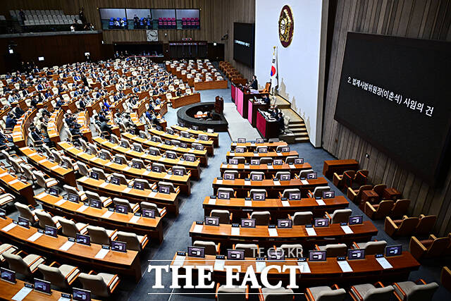 우원식 국회의장이 21일 오전 서울 여의도 국회에서 열린 본회의에 참석해 법제사법위원장(이춘석) 사임의 건을 상정하고 있다.