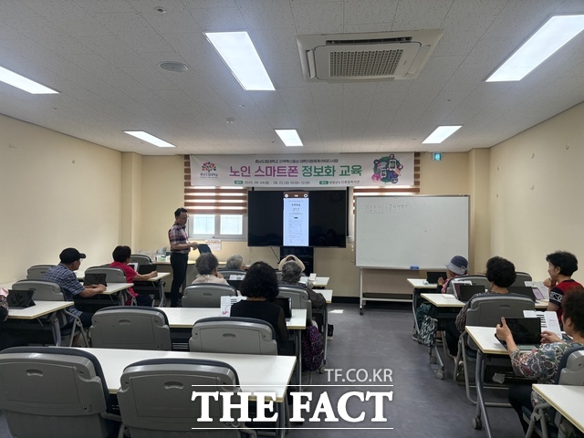 충남도립대학교 RISE사업단이 청양군 거주 어르신들을 대상으로 ‘노인 스마트폰 정보화 교육’을 진행하고 있다. /충남도립대