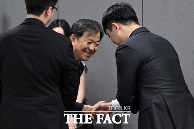 21일 하반기 전공의 복귀 마감을 앞두고 의료계는 정부에 사직 인턴이 복귀할 경우 수련 기간을 단축해 달라고 요구했다. 정부는 즉답하지 않았다. 환자들은 또 다시 특혜를 요구한다며 수련 질이 하락해 환자에게 피해를 줄 수 있다고 지적했다.사진은 이날 이형훈 보건복지부 제2차관이 서울 중구 서울역 T타워 회의실에서 열린 수련협의체 제4차 회의에 참석해 한성존 대한전공의협의회 비상대책위원장(오른쪽)과 인사하는 모습. /사진= 남용희 기자