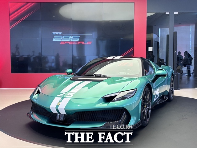 21일 오전 서울 서초구 페라리 반포 전시장에서 열린 페라리 296 스페치알레 국내 출시 행사에서 296 스페치알레가 공개되고 있다. /황지향 기자
