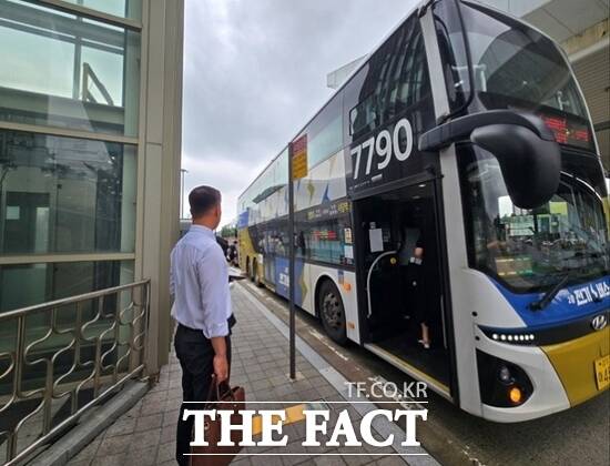 한 승객이 경기도 2층버스 탑승을 기다리고 있다. /경기도