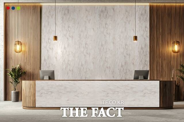 롯데케미칼은 프리미엄 인조대리석 브랜드 스타론(Staron)의 신제품 아리아 컬렉션을 출시했다. 롯데케미칼 아리아 컬렉션 베일(Veil)이 적용된 인포데스크. /롯데케미칼