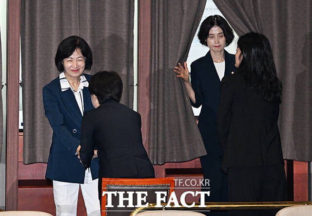 신임 법사위원장 투표 마친 추미애 의원.