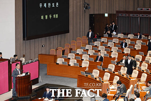 최형두 국민의힘 의원이 21일 오전 서울 여의도 국회에서 열린 본회의에 참석해 한국교육방송공사(EBS법)에 대한 필리버스터(무제한 토론)를 하고 있다. /국회=배정한 기자